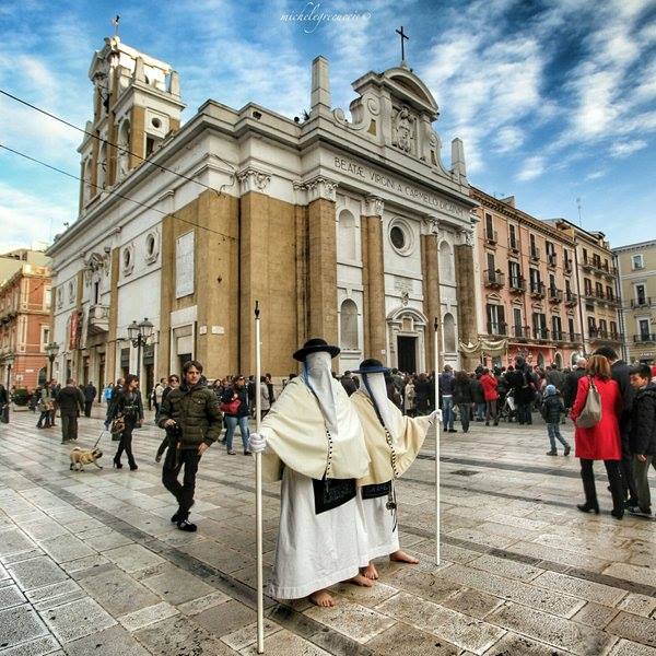 Riti della Settimana Santa a Taranto: Lavori Sospesi per la Tradizione