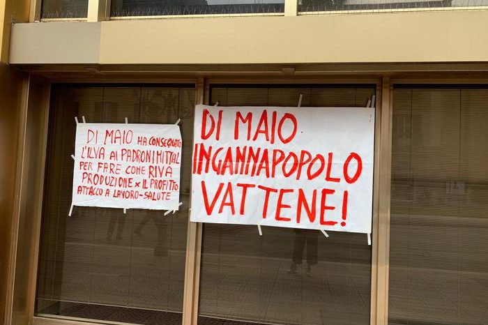 Taranto - Incontro in prefettura, Di Maio annuncia: "Abolita immunità penale ai vertici di Ilva"
