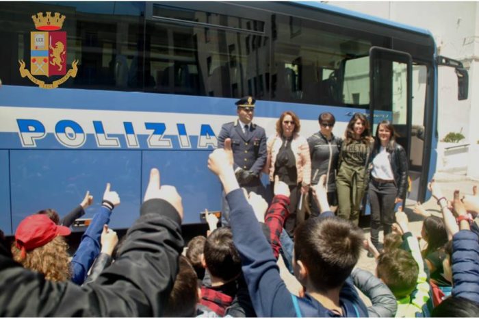 Taranto - Gli alunni dell'IC di Latiano in visita al reparto mobile e alla polizia stradale