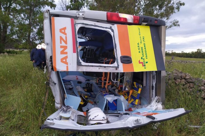 Taranto - Scontro tra auto e ambulanza: diversi i feriti