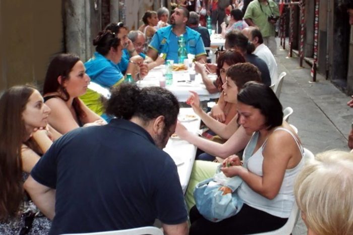 Taranto - Biennale della Prossimità: cena di strada in Città Vecchia