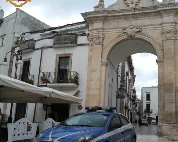 Taranto - Ubriaco e sotto l'effetto di droghe finisce con l’auto contro un muro: 28enne soccorso e denunciato