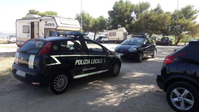 vigile aiuta anziano