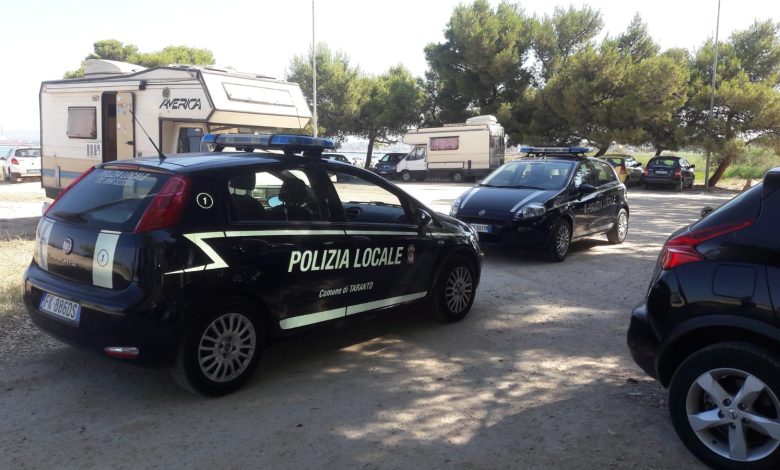 vigile aiuta anziano