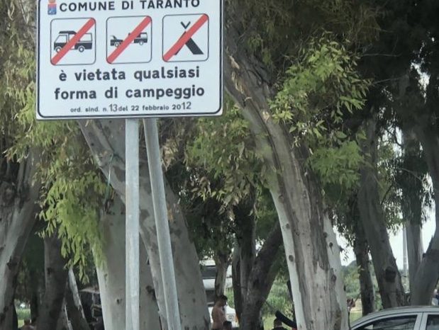 Taranto - Parcheggi selvaggi e tendopoli in spiaggia: interviene la polizia locale