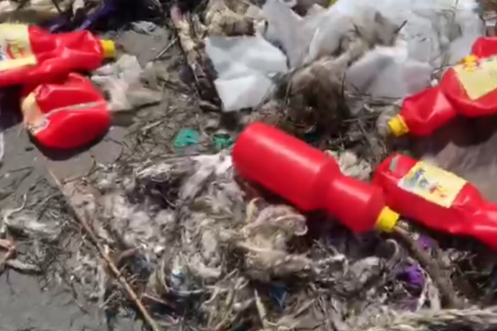Taranto -  Bottiglie di acido muriatico abbandonate in spiaggia | VIDEO