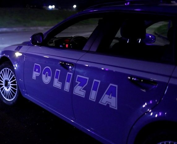 Taranto - Minaccia la compagna ed aggredisce i poliziotti: denunciato 37enne