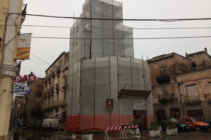 Taranto - Quasi ultimati i lavori di restauro della Torre dell'orologio in Piazza Fontana
