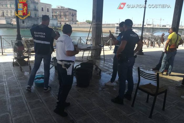 Taranto - Altro maxi sequestro di mitili in piazzale Democrate