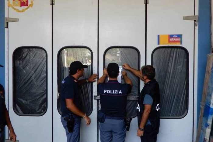 Taranto - Scoperta carrozzeria abusiva: sequestrati diversi mezzi e sanzionato il titolare