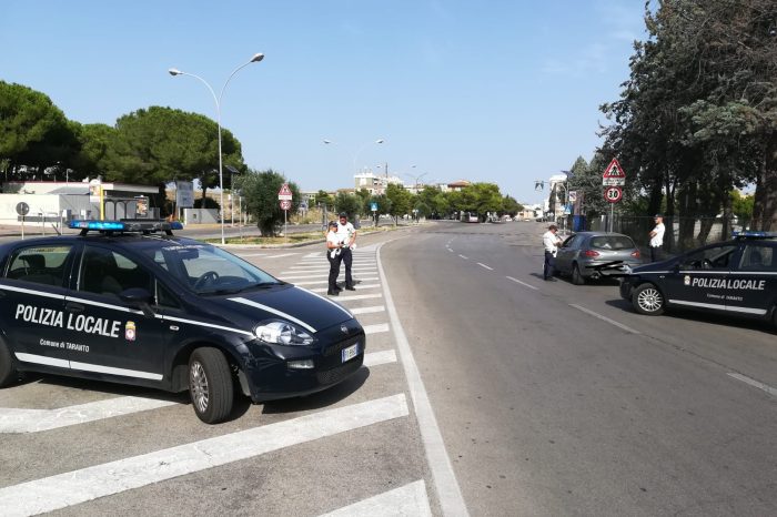 Taranto - Controlli di polizia e vigili su strada e ad esercizi commerciali