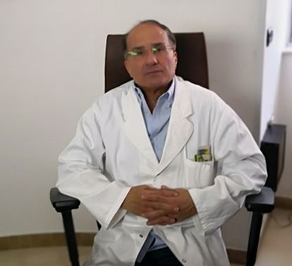 Il dott. Giovanni Colucci nel suo ambulatorio medico di Martina Franca