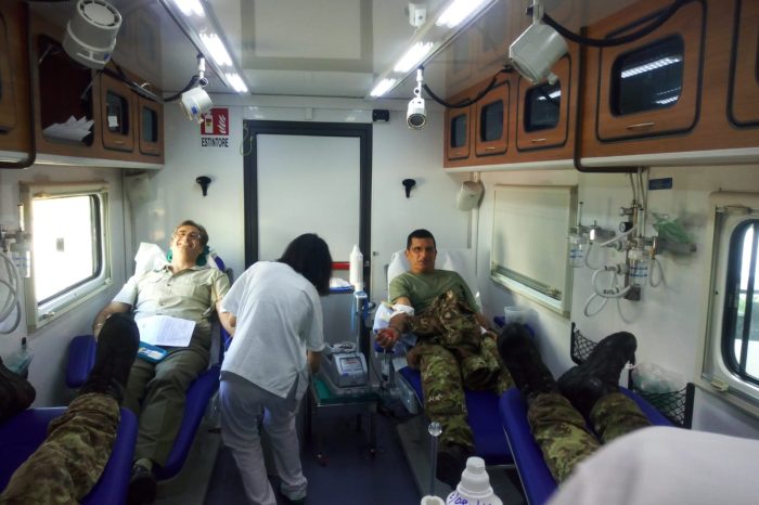 Bari- L'esercito in spiaggia per la campagna di raccolta sangue