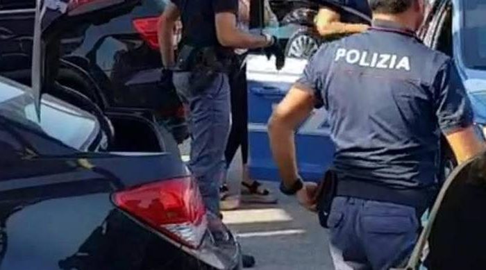 Taranto - Bimbo resta chiuso in auto: salvato dai poliziotti