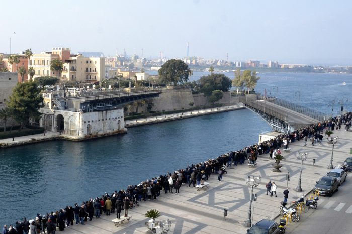 Taranto: apertura ordinaria del ponte girevole per il transito della NAVE BERGAMINI