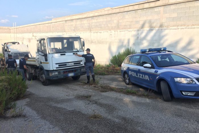 Casamassima (BA)- La polizia recupera mezzi rubati in un capannone abbandonato