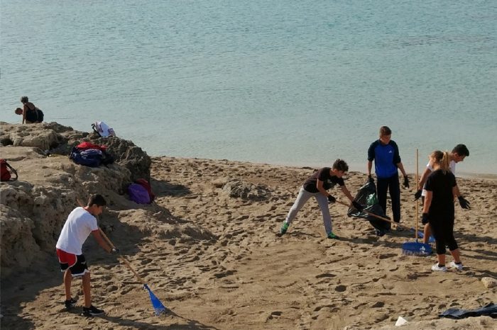 Taranto - Con "Puliamo il Mondo" di Legambiente ripulita dai ragazzi la spiaggia di Tramontone
