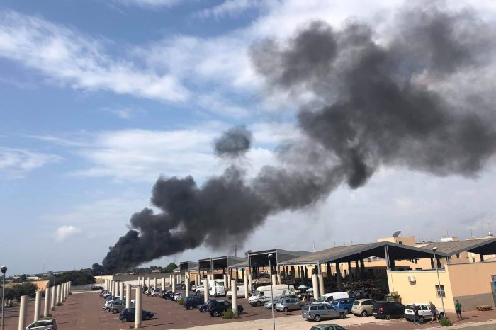 Taranto - Incendio in un impianto di autodemolizione, in corso le operazioni di spegnimento