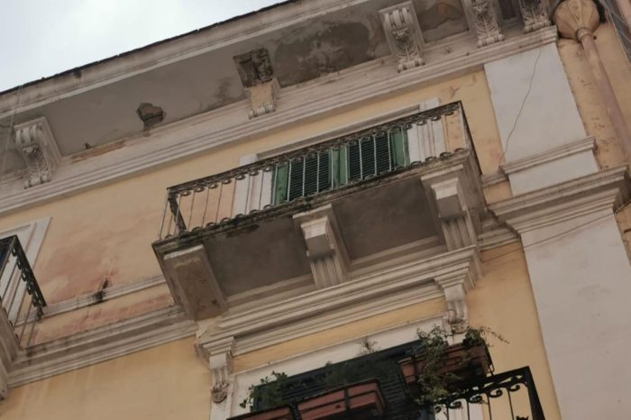 Taranto - Tragedia sfiorata, crolla una parte di capitello dalla facciata di un palazzo
