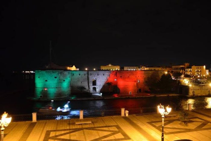 Taranto - Il Castello Aragonese illuminato di tricolore, ecco perché