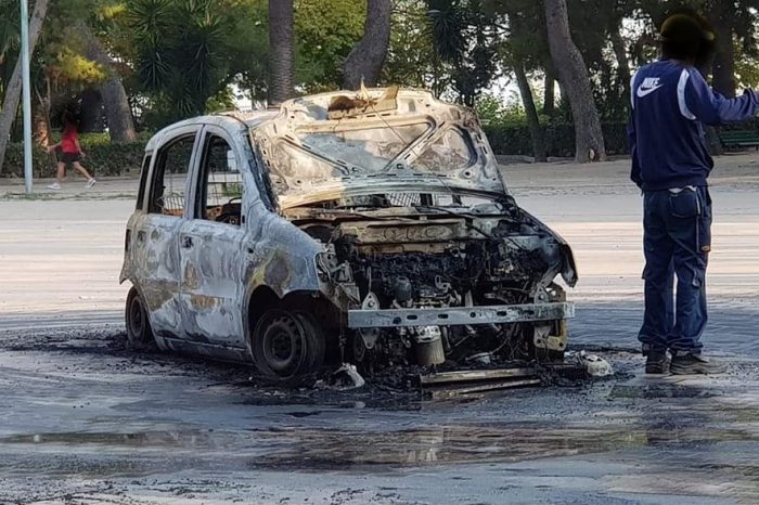 Taranto - Auto in fiamme in Villa Peripato: ecco cos'è accaduto