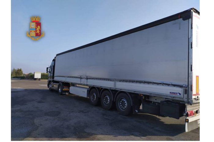 Taranto - Piazza una calamita per alterare i dati di viaggio: camionista denunciato