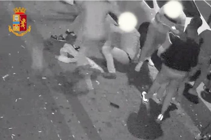Taranto - Violenta aggressione a 3 ragazzi davanti ad un bar del centro: 4 denunciati