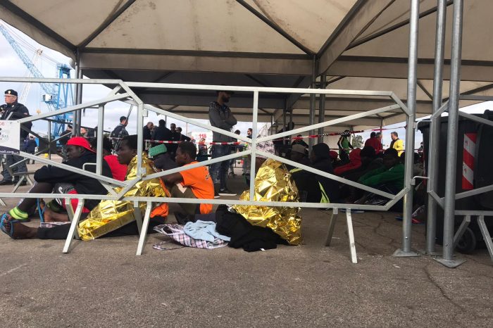 Sbarcati al porto di Taranto 171 migranti: ci sono anche minori e donne