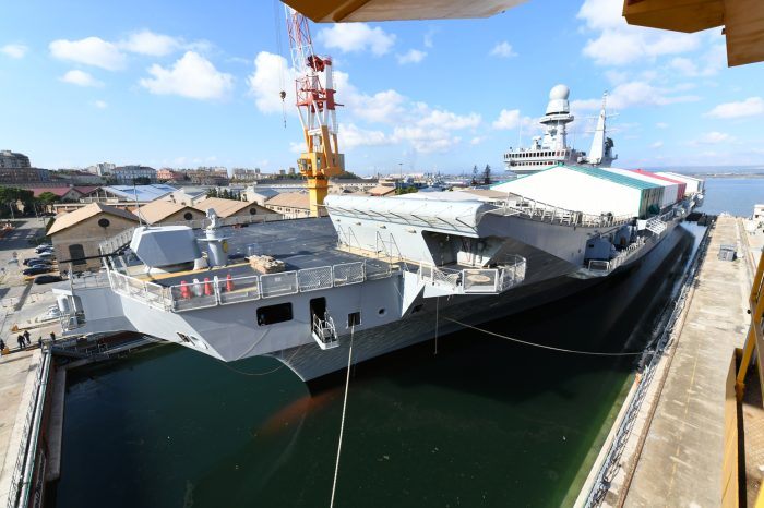 Taranto - La portaerei Cavour esce dal bacino di carenaggio dell’Arsenale Militare