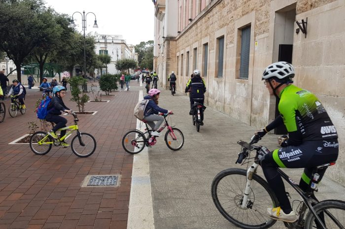 Taranto - A scuola in bicicletta grazie al “Bike-Bus”