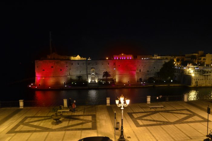 Taranto - Il Castello Aragonese illuminato di rosso per i dieci anni dell'associazione S.I.M.B.A.