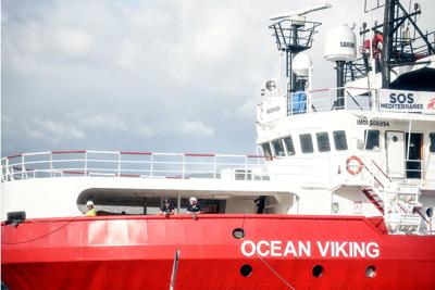 Taranto - Ocean Viking sbarca al molo San Cataldo con 403 migranti