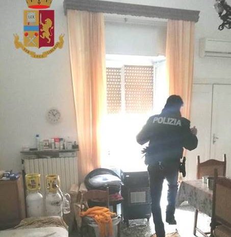 Taranto - Incendio in un appartamento, anziana signora tratta in salvo