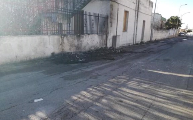Taranto - Incendiati cassonetti a Pulsano, il cons. Di Lena: "Scene di ordinaria inciviltà"
