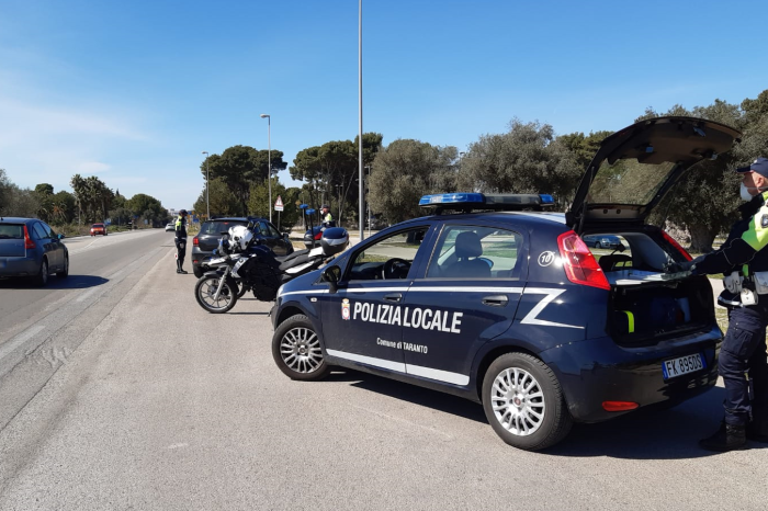 Taranto - Code irregolari e assembramenti: aumentano i controlli della polizia locale