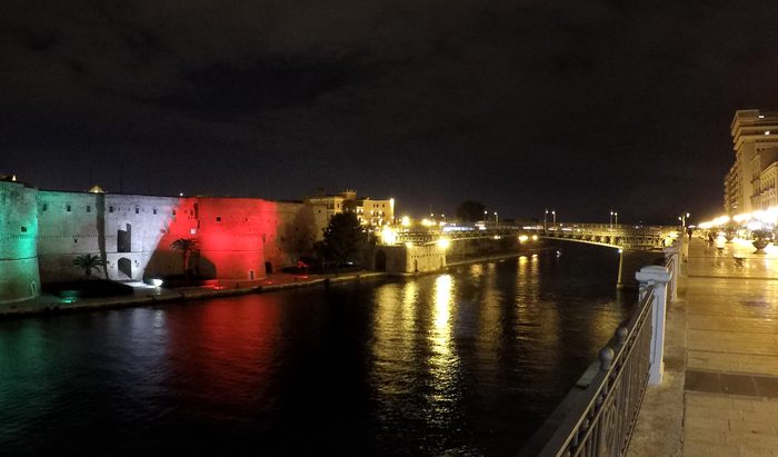 Taranto - Il Castello Aragonese illuminato con il tricolore