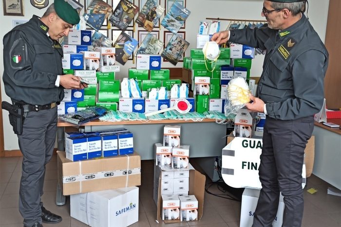 Taranto - Gdf sequestra 7000 mascherine vendute a prezzi esorbitanti: denunciati 8 commercianti
