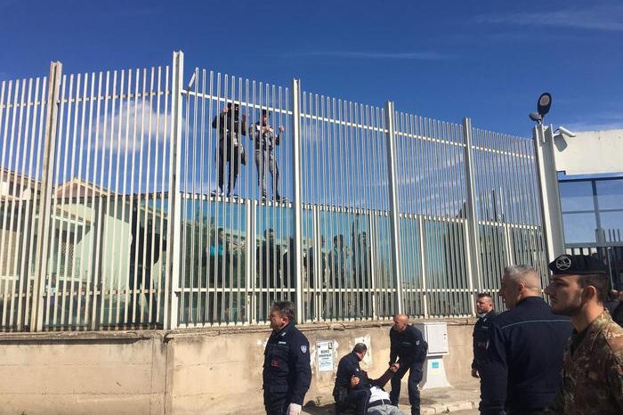 Taranto - Rintracciati e arrestati due detenuti evasi dal carcere di Foggia: i dettagli della conferenza