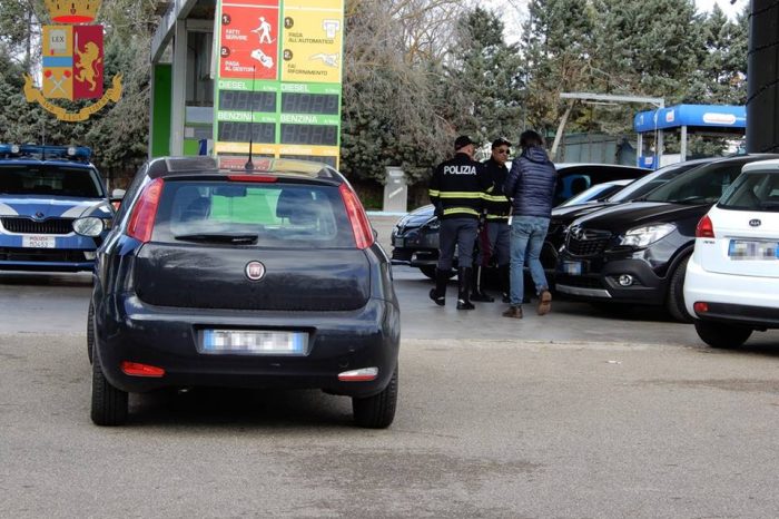 Taranto - Controlli della polizia stradale: sequestrate alcune auto