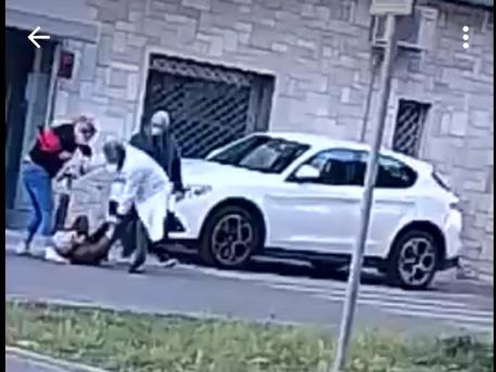 Lecce - Medico aggredisce con calci e pugni un paziente: arrestato