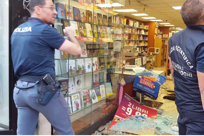 Bari: Sfondano la vetrina, furto nella libreria Mondadori