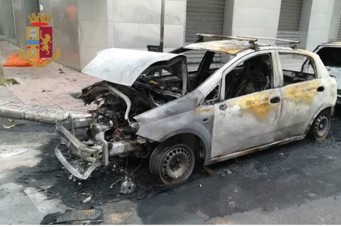 Taranto: Non accetta la fine della loro relazione e incendia l’auto del compagno della ex