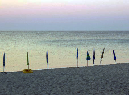 Torre Ovo: sequestro di ombrelloni e sedie sdraio lasciati incustoditi sulla spiaggia libera.