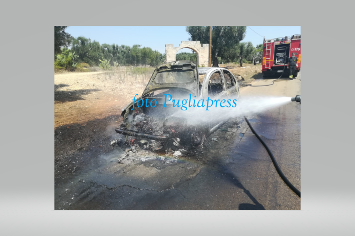 Avetrana: auto distrutta dalle fiamme sulla provinciale per Salice