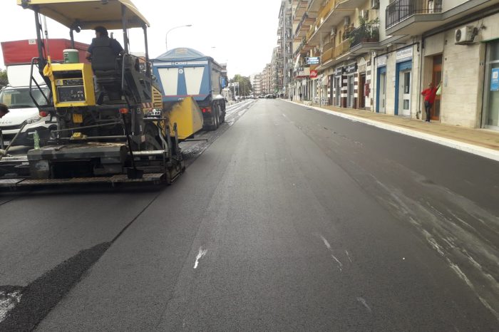 Il Giro d’Italia a Taranto, asfalto nuovo sul percorso