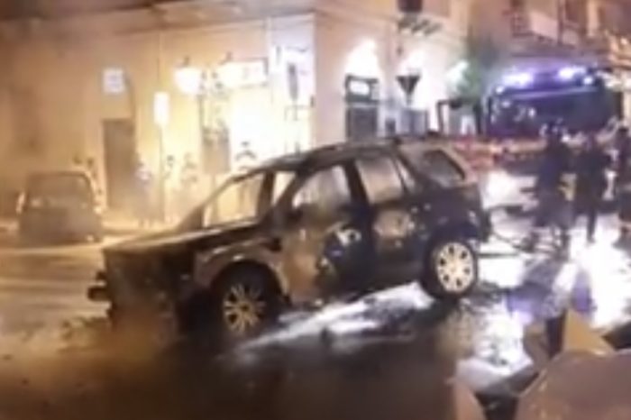 Taranto, un auto prende fuoco in pieno centro