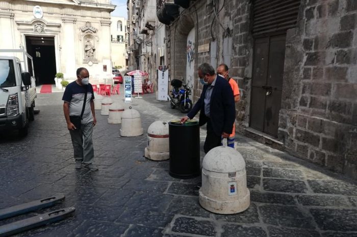 Taranto, posizionati in Città Vecchia sei cestini per gli spazi pubblici