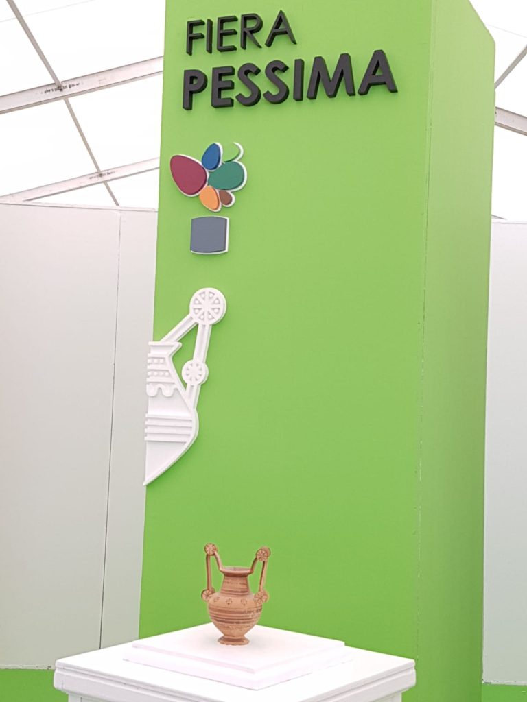 Visitatori tra gli stand colorati alla Fiera Pessima di Manduria