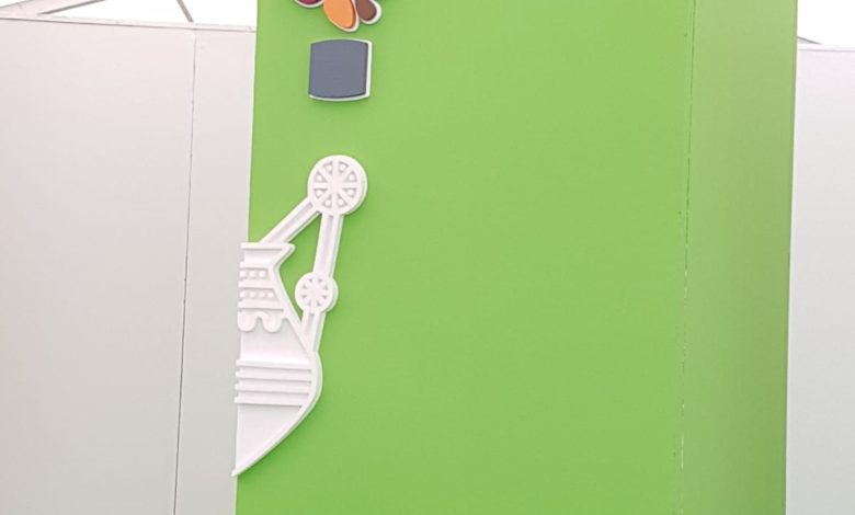 Visitatori tra gli stand colorati alla Fiera Pessima di Manduria