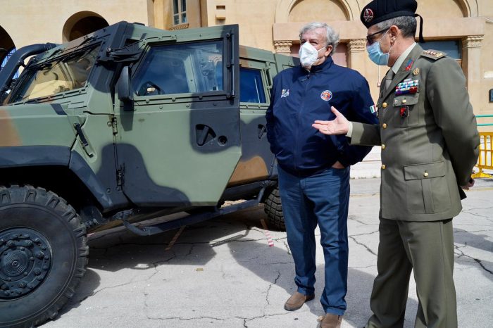 Il presidente Emiliano alla Fiera del Levante, visita lo stand dell'Esercito Italiano
